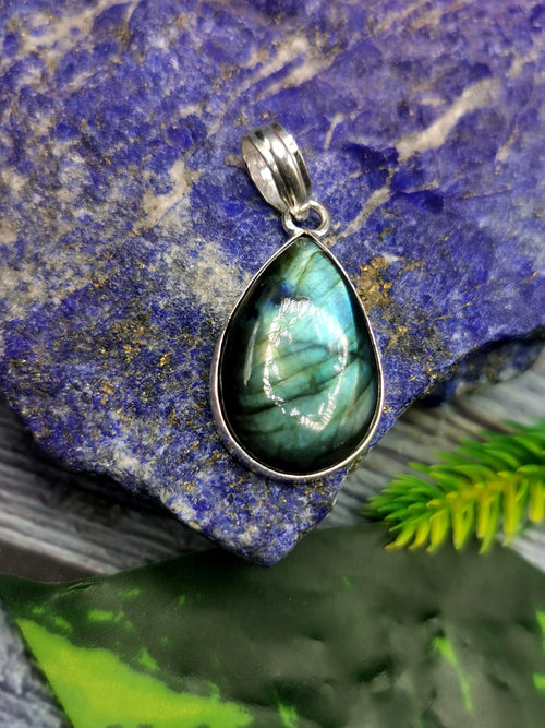 Beautiful Labradorite gemstone Pendant in German Silver - crystal/gemstone jewelry| Mother's Day/birthday/engagement/wedding/anniversary gift