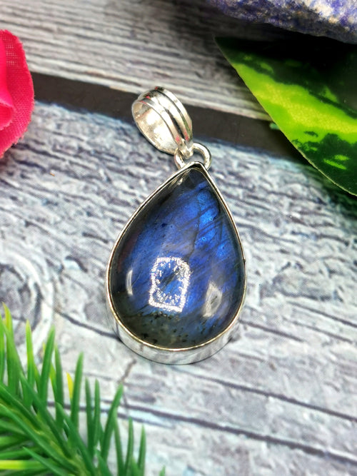 Beautiful Labradorite Pendant in German Silver - crystal/gemstone jewelry| Mother's Day/birthday/engagement/wedding/anniversary gift