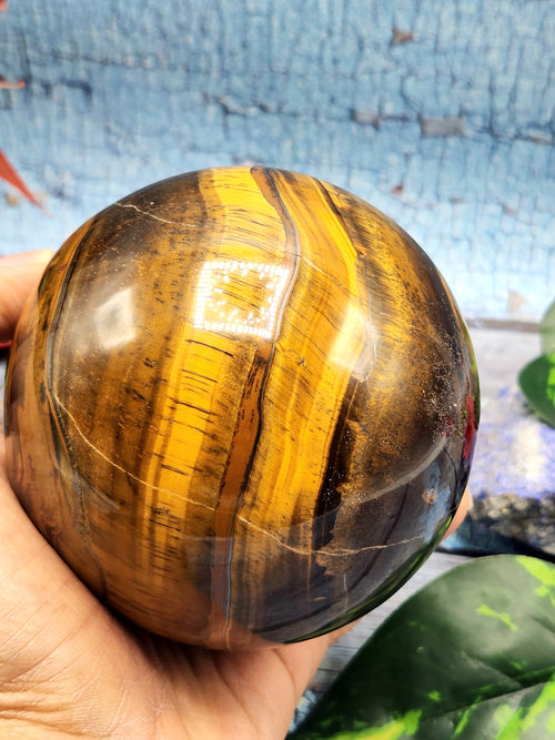 Crystal Healing - Natural golden tiger eye stone sphere/ball - 3.5 inches (8.75 cms) diameter and 880 gms (1.94 lb)