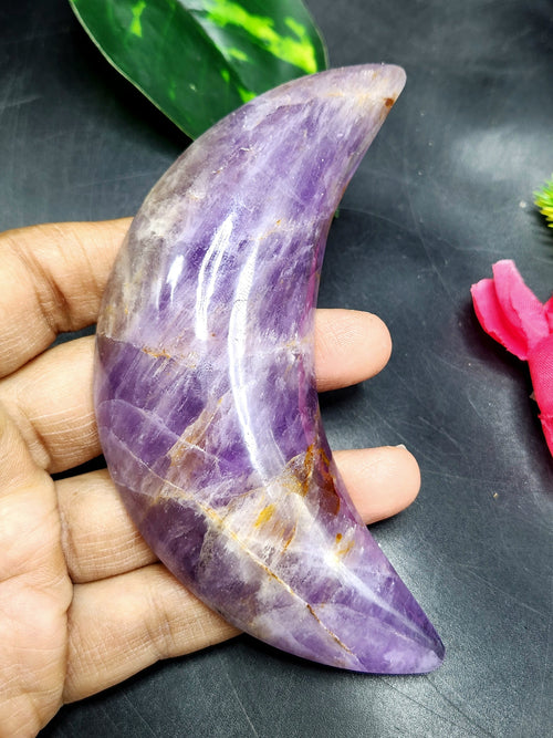 Amethyst natural stone hand carving of crescent moon - crystal/reiki/chakra/healing - 4 inches and 122 gms weight
