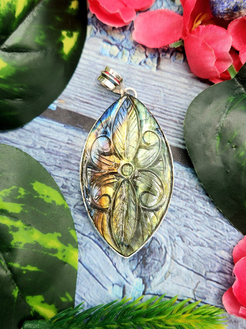 Labradorite Floral Carving Oval Pendant - Unveiling the Ethereal Beauty of Labradorite