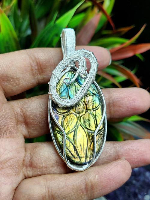 Labradorite Floral Carving Wire Wrapped Oval Pendant - Unveiling the Allure of Labradorite