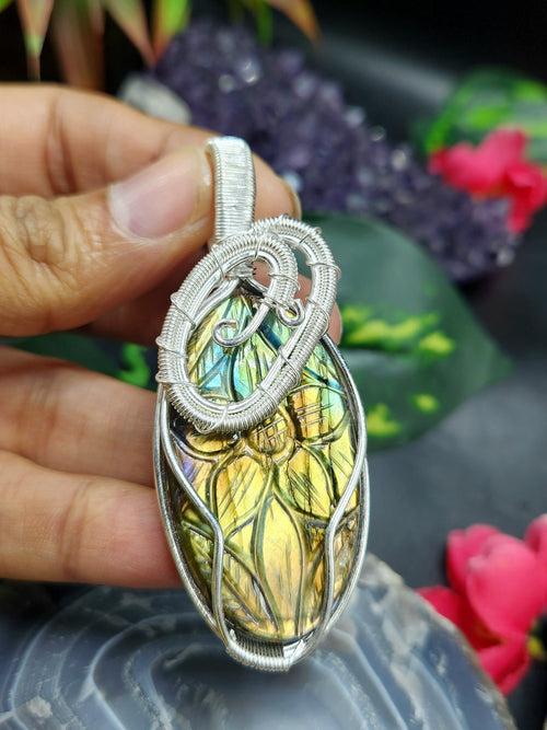 Labradorite Floral Carving Wire Wrapped Oval Pendant - Unveiling the Allure of Labradorite