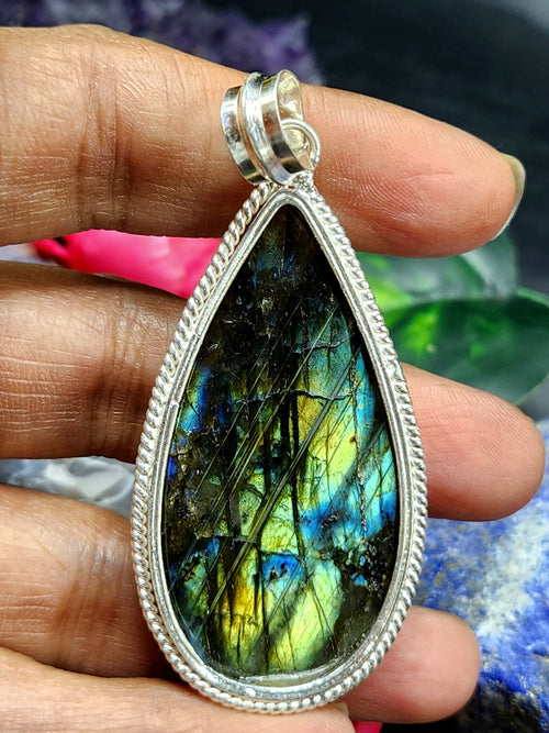 Labradorite Floral Carving Teardrop Pendant - Captivating Beauty in Silver-Coated Metal