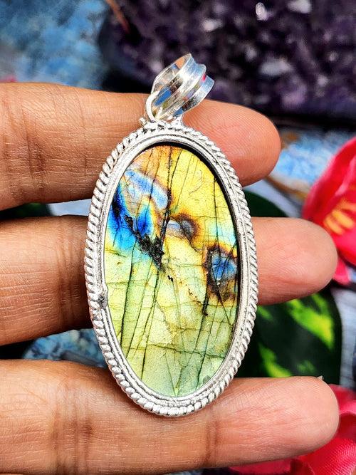 Labradorite Floral Carving Oval Pendant - Captivating Mystique Crafted by Artisans