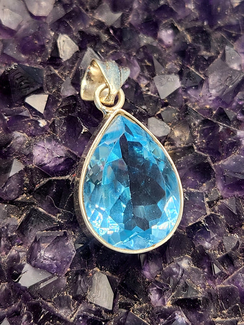 Blue Topaz Pendant - 26 carats